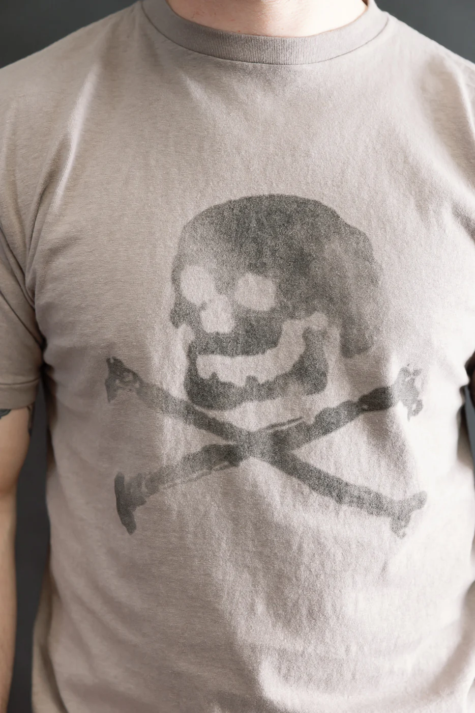 5.4oz - Raffy Tenjiku Printed T-Shirt "Skull & Crossbone" - Grey - Image 15