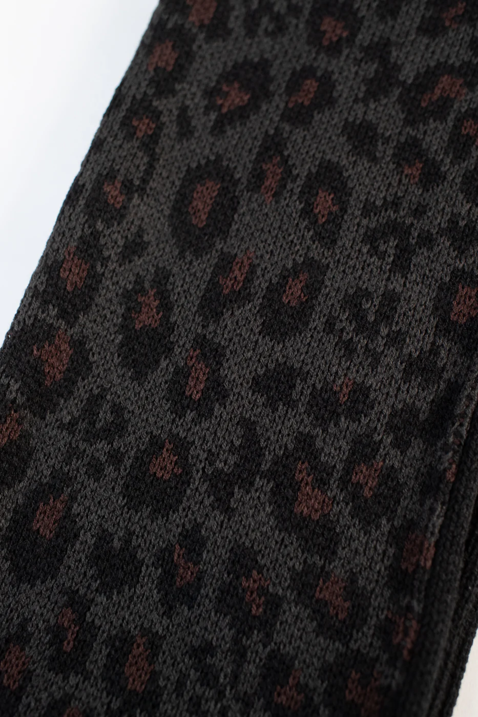 R5076 - Reversible Leopard Chunky Muffler Scarf - Charcoal - Image 3