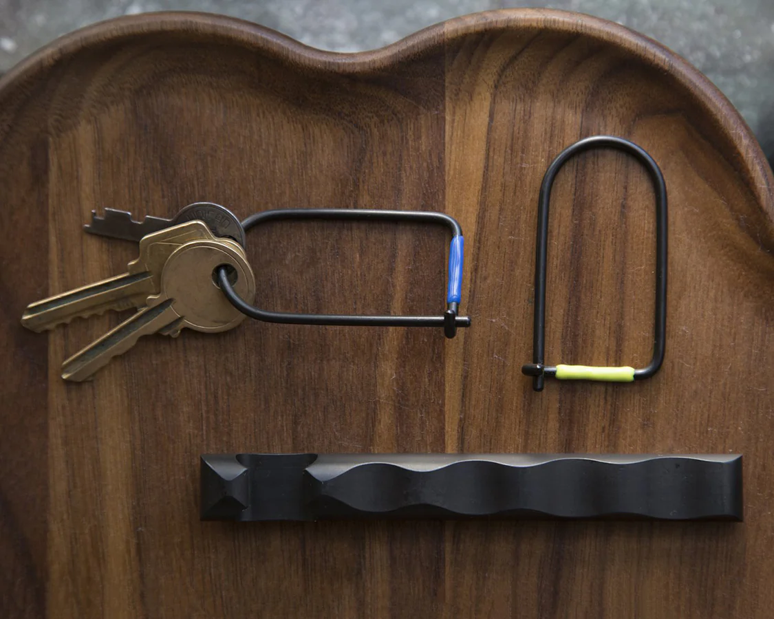 Wilson Keyring - Carbon Black Enameled - Blue - Image 3