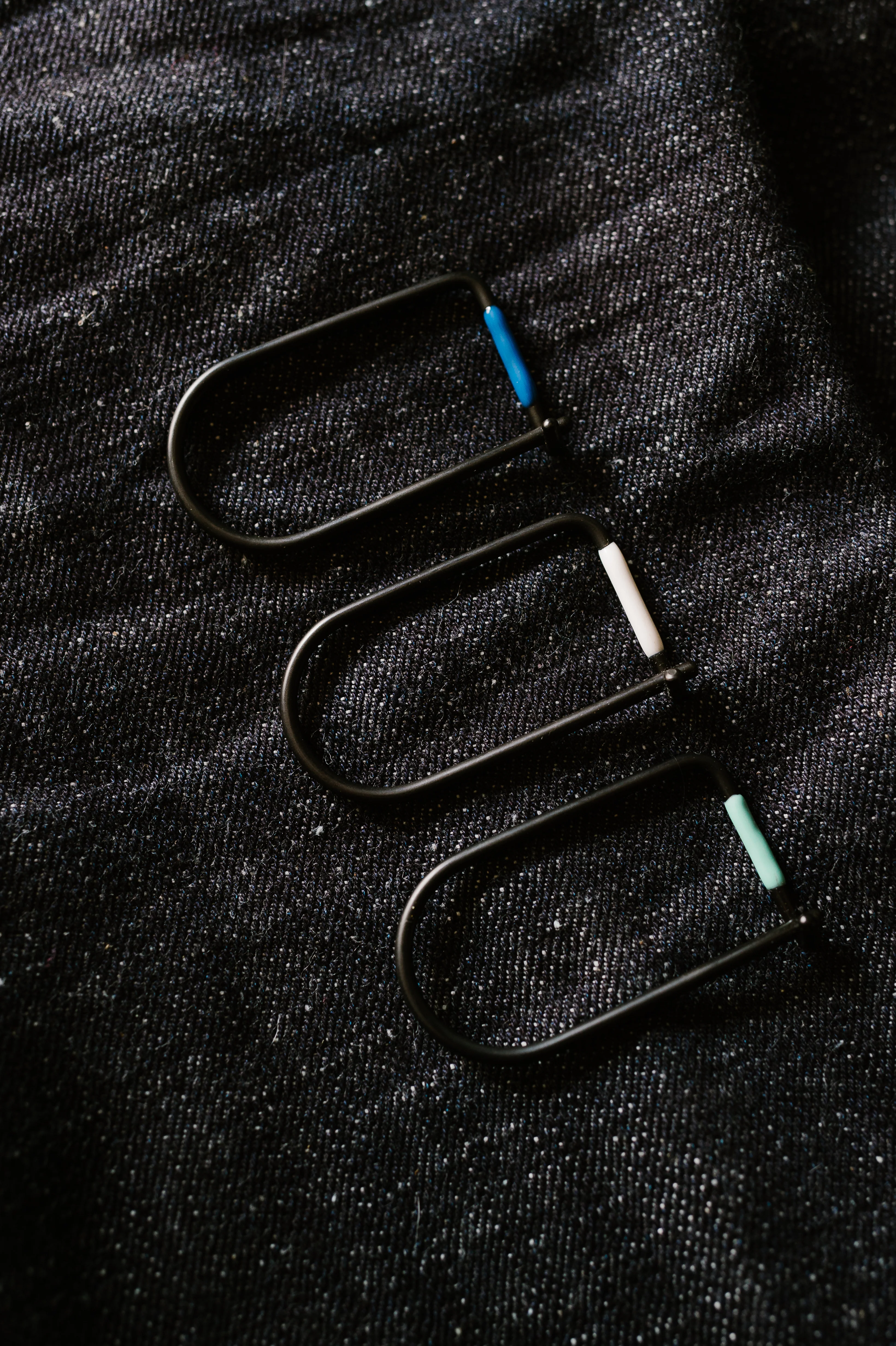Wilson Keyring - Carbon Black Enameled - Blue - Image 5